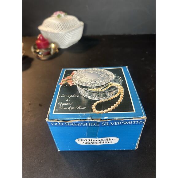 Vintage-New In Box-Round Crystal Trinket Box With Silver Embossed Lid-RARE FIND - Picture 6 of 6